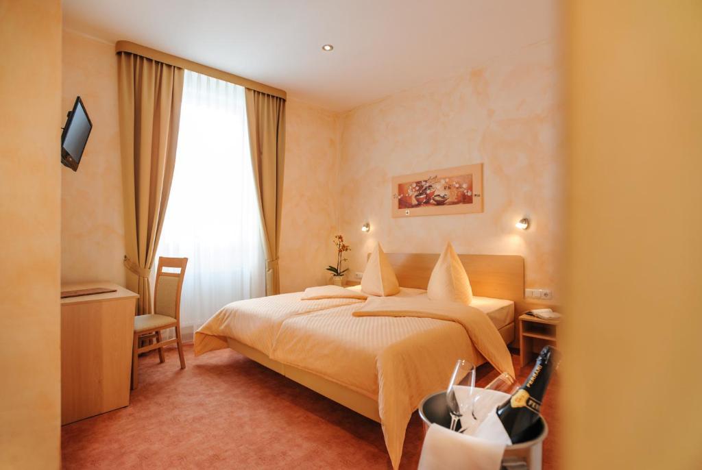 Hotel Mediterraneo Neustadt an der Weinstraße Δωμάτιο φωτογραφία